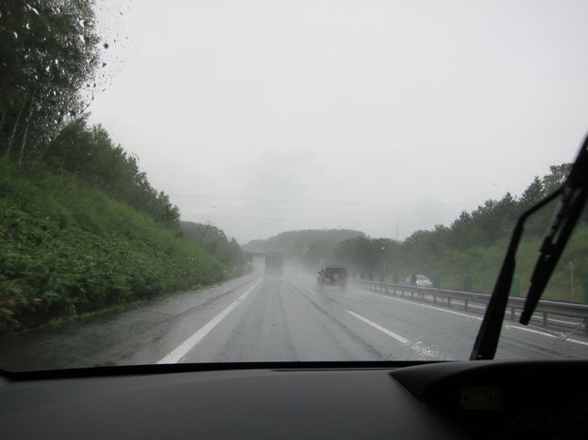 1日目<br />朝、レンタカーの手続きを済ませて<br />荷物の積み込み作業! ぽつぽつと雨が降ってきた〜!!これは母の驚異的な晴れ女パワーに期待するしかないな。<br />とにかく、いざ出発!しかし、高速に乗ってもまだ雨やまず…