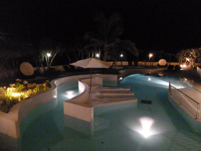 ２１時半頃、夜のプールサイドを散歩、ビーチベッドに寝転がる。<br /><br />「夜空に輝く星、綺麗だなあ。」