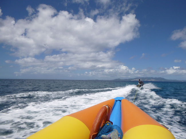 １３時頃、ナビービーチのアクティビティ（バナナボートで行く万座洞窟シュノーケルツアー）に参加。<br /><br />「行ってきまーす！」