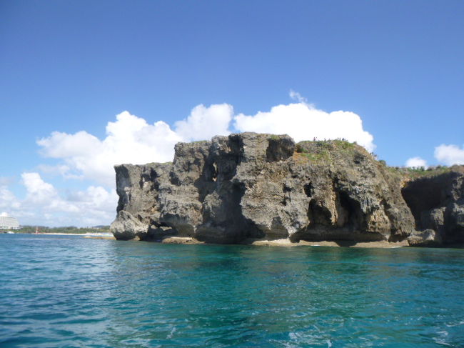 バナナボートに乗り、万座毛を眺めながら、ビーチへ戻る。<br /><br />「加速するボート、潮風、気持ち良かったー。」