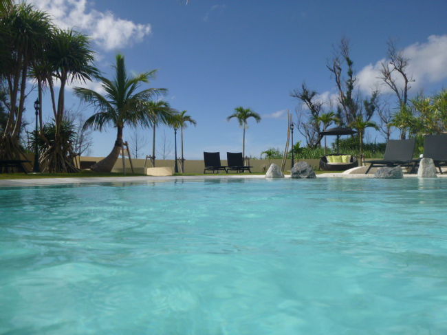 １６時頃、ホテルのプールへ。<br /><br />「静かで優雅な雰囲気。」