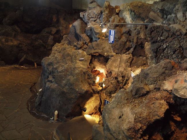 地下溶岩体験<br /><br />　ひんやり。。