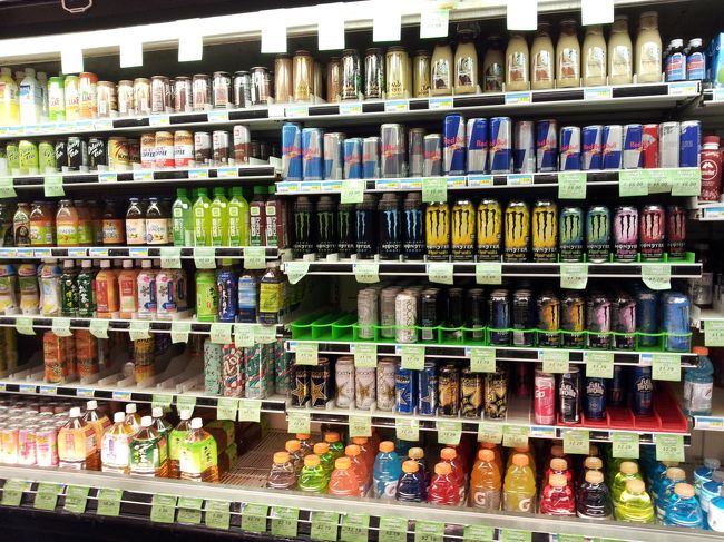 ホテル近くのスーパー(フートパントリー)です。<br />レンタカーがある方は、ここよりも安いというスーパーへ<br />買物に行くようですが、僕はレンタカーも借りないので、<br />いつもこのスーパーが御用達です。