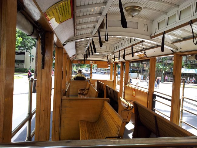 JALパック専用トロリーでアラモアナへ。<br />このトロリーは、いつも空いています。<br />ワイキキトロリーはギュウギュウ詰めの時もあるようですか…。<br /><br />風を感じながらのドライブは最高です。<br />用もないのに、よく一周乗ってました。