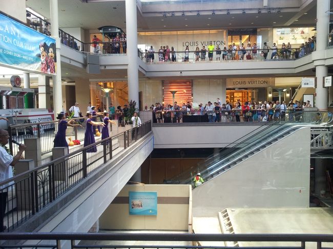 いつもショーをやっている舞台も工事中だったので、<br />その上でフラを踊っていました。