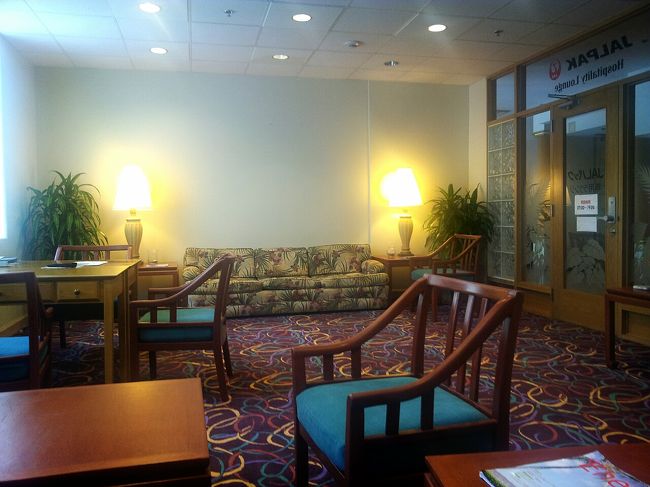 カイウラニホテルには、JALパック専用のラウンジがあります。<br /><br />ホテルは11時にチェックアウトだったので、集合の16時までブラブラしたりこのラウンジでスマホの充電したりしてました。<br />