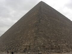 近くでみたクフ王のピラミッド。


おおきい〜！！


もちろん墓の中も見学しました。