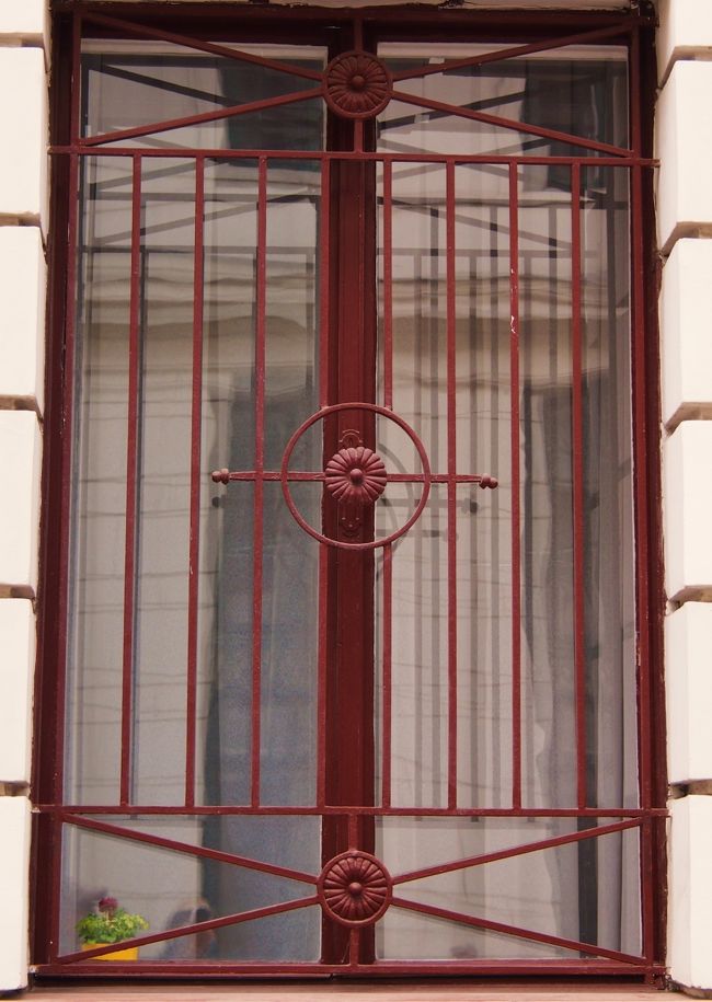 聖イシュトヴァーン大聖堂でのスリ未遂ハプニングも無事に乗り切り、１５時半過ぎに再び外へ出て、フォーシーズンズ・ホテルのあたりを通って、ヴァーツィ通り Vaci utcaへと向かおうと思います。<br /><br />ブダペスト随一の繁華街ということなので、日曜でも開いているお店がありそうだし、着れそうな夏服を売っているお店があったら、買いたいよ〜〜（いや、買わなくちゃ〜〜）。いくら枚数を少なく着ても、夏に冬服じゃ暑くてたまらない・・・。<br /><br />先ほどまでのカンカン照りとは打って変わって、なんだか怪しげな空になってきています。