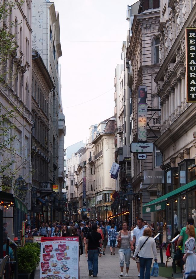 そしてヴァーツィ通り。<br /><br />こうして写真で見ると、けっこうな人出ですね・・・。