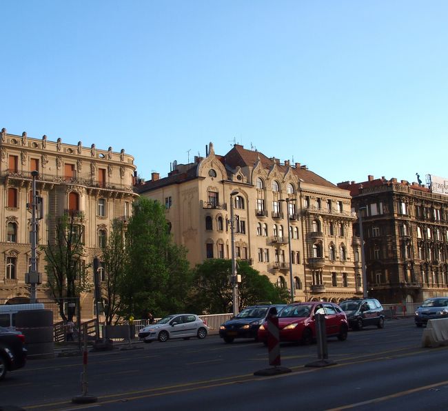 大きな通りに出ました。古めかしくも凄い立派な建物が並んでいます。<br /><br />Szabad sajto utca.という大通りで、右へ行くとエルジェーベト橋になります。