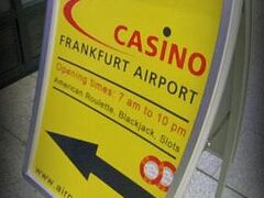 ヨーロッパの空港は、いまやどこの空港にも普通にカジノがあるようです。