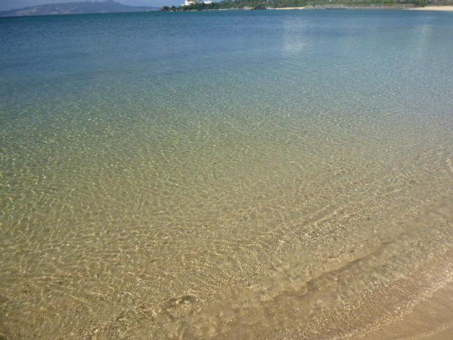 １５時頃、台風の影響で周辺ビーチは閉鎖のため、朝も行ったホテル隣の海へ。<br />ここの遊泳は自己責任のため、海辺を散歩。<br /><br />「飛び込みたーい！」