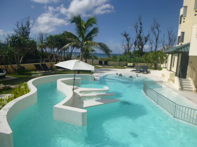 １６時頃、ナビービーチからホテルのプールへ。<br />プールとドライサウナ（要予約）に入る。 <br /><br />「誰も居ないプール、贅沢〜。」