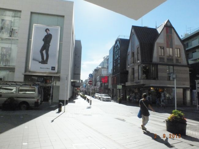 真昼の元町通、猛暑の名残がまだ厳しく、人通りも少ない。