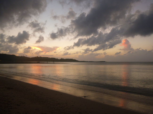 １９時頃、再びホテル隣の海岸で、夕日を観賞。<br />ここは地元の海のようで、近所の人が釣りや犬の散歩、子供達がヤドカリの採取をしていた。<br /><br />「のどかだなあ。」<br /><br />海辺で花火大会の看板を見つけた。次回は花火を見れたらいいな。