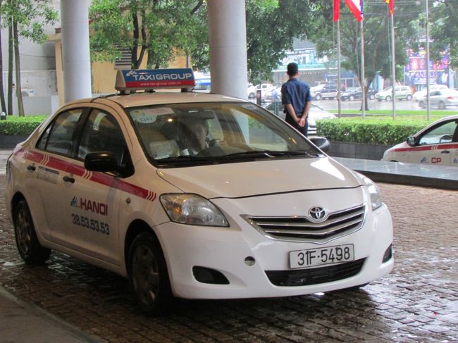 これからタクシーに乗ってホーチミン廟へ向かいます〜<br /><br />雨季だったので朝から雨でしたが、元気良く出発〜♪