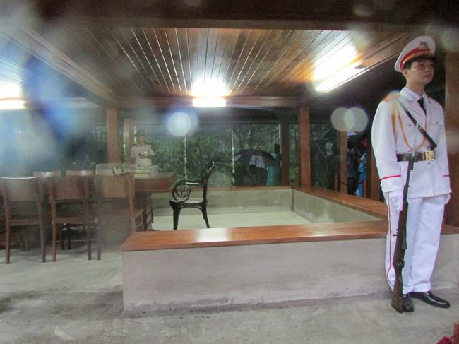 生い立ち<br />ホー・チ・ミンさんは、フランスの植民地（フランス領インドシナ）であったベトナム中部のゲアン省の、貧しい儒学者グエン・シン・サックの子として生まれた。父の影響を受けたホー・チ・ミンは幼少から論語の素読を学んで中国語を習得しました〜<br />父が阮朝の宮廷に出仕するようになると、ホー・チ・ミンも父とともに都のフエに移り、ベトナム人官吏を養成する国学でフランス語も学ぶようになったそうです<br />在学中に農民の抗税運動（賦役納税に反対する運動）に携わったため、フランス当局に目を付けられて退学処分となったその後・・・<br /><br />☆ネットより一部抜粋<br /><br />この後のことは　ウィキペディア<br /><br />http://ja.wikipedia.org/wiki/%E3%83%9B%E3%83%BC%E3%83%BB%E3%83%81%E3%83%BB%E3%83%9F%E3%83%B3<br /><br />に載ってますので興味のある方は見てくださいね〜