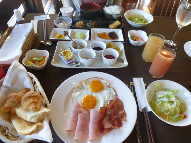 ７時、ホテルのレストランで朝食。<br /><br />「ここのジュースが美味い！」<br /><br />