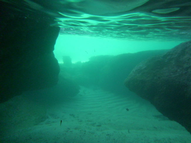 洞窟内、海の中。