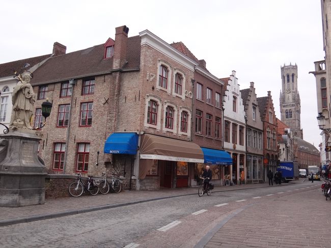 ダイヴァー運河（Dijver）沿いをどんどん歩いて行くと、<br />世界遺産『鐘楼』が随分大きく見えるように<br />なってきました。<br /><br />H.I.S.のツアー団体なので、じっくりと写真を<br />撮っている暇がありません。<br />良い写真を撮ろうと人気が無くなるまで待っていると<br />いつも列の最後尾になってしまいます。（焦）