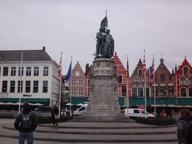ベルギー・ブルージュ『マルクト広場』（Markt）<br /><br />マルクト広場には、1302年にフランドル伯爵が<br />農民や職工等を味方にフランス王の圧政に反抗し、<br />圧倒的に優勢と見られたフランス国王軍<br />（騎士団の馬は黄金の拍車を装着）を<br />フランドル庶民軍の集団戦法で打ち破った<br />「黄金の拍車戦争」の指導者であるブルージュの英雄<br />ピーテル・デ・コーニンク（肉屋）と<br />ヤン・ブレイデル（織布工）の像が立っています。 