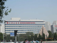 １２時半。天津友誼賓館FRENDSHIP HOTEL。成都道と南京路が交わるあたり赤い文字が新しい。