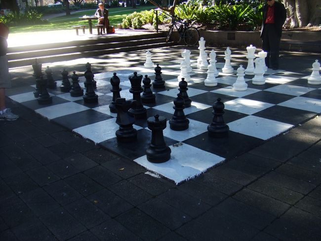 公園の一角で大きなチェス。<br />対戦中でした。