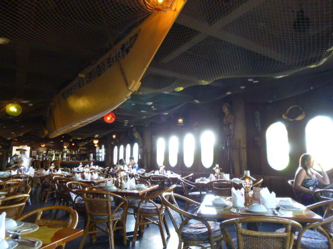 レストランの外観や内装、料理、客層、海外にいるみたいで楽しい。