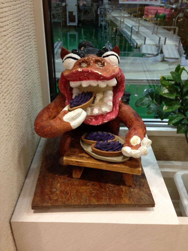 ２０時頃、喜瀬ビーチパレスの売店と御菓子御殿恩納店で買物をして、ホテルへ戻る。<br /><br />「ガラス越しに紅いもタルトの生産を見学できるはずが…、終わってた。」