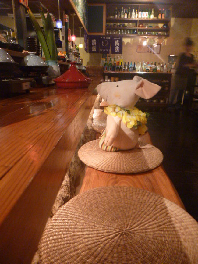 観光客に記念撮影用の沖縄の小道具を貸してくれる。<br /><br />料理は出てくるのが遅いので、気長に待つ。<br />「美味しいお料理、まだかなあ。」