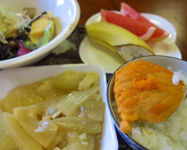 朝食<br />朝市で買ったウニと冬瓜を添えて