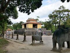 ミンマン帝廟 MINH MANG EMPEROR'S TOMB

阮朝の第二代皇帝廟


