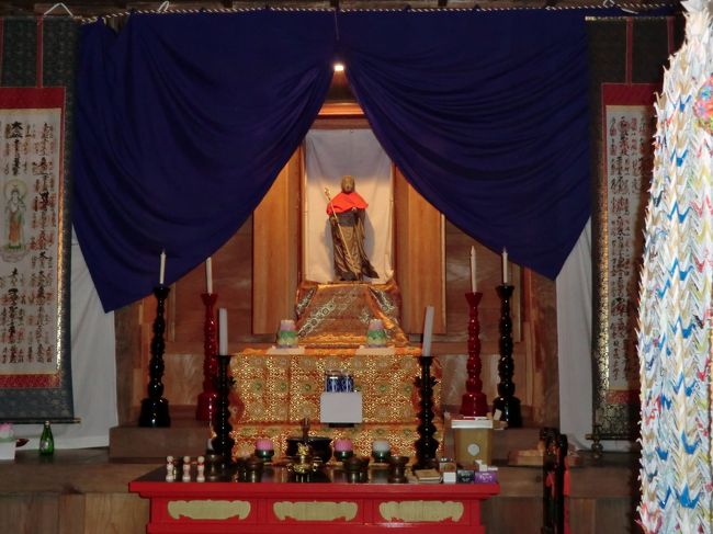 この中尊寺の山には<br /><br />たくさんお堂があるので・・・・<br /><br /><br /><br /><br />五円玉を<br />たくさん準備しておいた方がイイです。