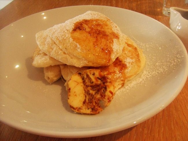 リコッタチーズのパンケーキ。<br />思った以上にチーズの味が強かったです。<br />味は、私の好みではなかった。。<br />まずいというのではないですよ。好みではないだけです。<br /><br />ジョージ・クルーニーばりの素敵なおじさまが<br />働いていました。