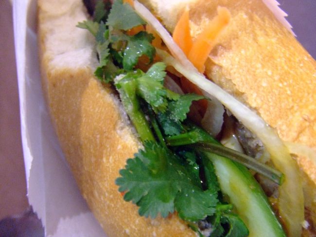 ジョージストリートにあったバインミー屋さん<br /><br />まさか、ずっと食べたかったバインミーを、<br />ベトナムでなくシドニーで食べれるなんて。<br /><br />これは非常に美味しかったです！2回食べました。