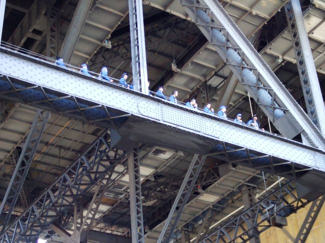 市内に戻り、ハーバーブリッジ。<br />橋の下を歩くツアー。