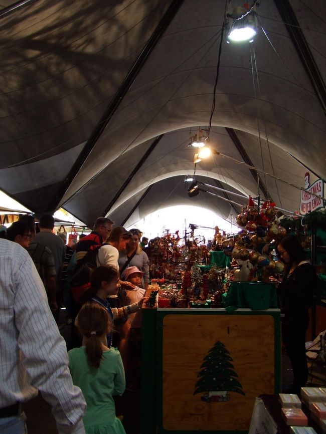 ロックスマーケット<br /><br />買い物をしたら、"Thank you, sweetie."と言われ<br />すごく驚きました！<br />一見の客にsweetieだなんて。<br />オーストラリアでは良くあることみたいですね。