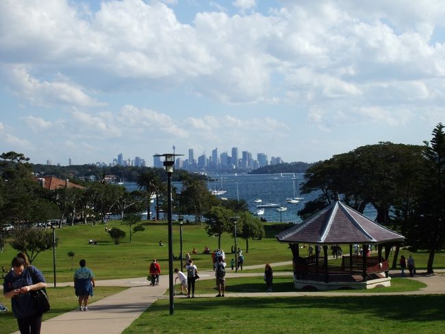 地元の人は、レジャーマットを広げて<br />素敵な休日を過ごしていました。