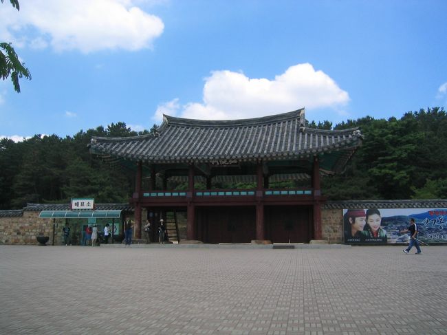 ここから百花亭（落花岩の絶壁の上に建てられた六角の屋根の亭子）<br />を目指して登っていきます