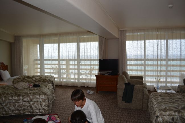 お部屋はコーナールームオーシャンビュー<br /><br />ベット4つ入ってても広々<br /><br />バルコニーもひろ〜い