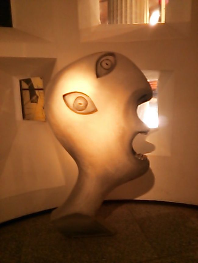 ここから２階に展示されいてるアート作品です〜とても斬新な作品が多かったです