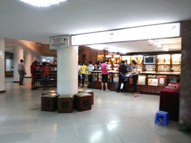 入り口は１階で出口は階段を下がり地下になっています・・・そしてそこまで出てしまうと戻ることが出来ないとのことで、ちよっと迷いました