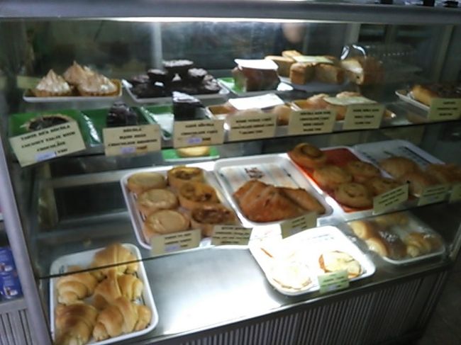 フード類も手作りの素朴なお菓子類やクロワッサン等のパン類もありました