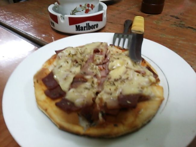 ピザを注文してみました〜ちょっと日本で食べるピザと違い、かなり固いピザでした〜