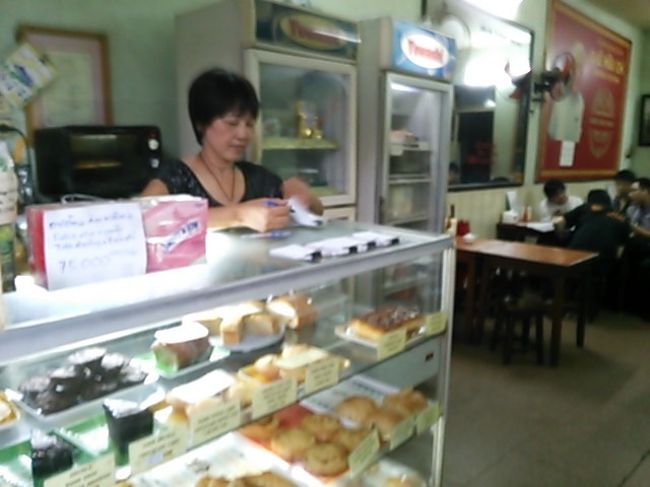 えっここなの?　想像していたお店とはちよっと違って、いて質素な感じがしましたが、何故か椅子に腰かけると　落ち着き　懐かしい　感じがしました<br /><br />老舗ベーカリーと言われていて欧米人の方に人気だそうです〜おすすめは約40種類のホームメイドのパン（8000ドン〜）。ヨーグルト（7000ドン〜）、バナナケーキ（8000ドン）、ピザ（小3万5000ドン）、バイン・バオ（饅頭、1万5000ドン）なども人気。簡単なベトナム料理も作ってくれるそうです!<br />お店の冷蔵庫に手作りらしき瓶に入ったヨーグルトがありましたが、結構その瓶が大きく、ホテルで朝食を結構食してきたので、いつもならチャレンジするところなのですが・・・この時はご遠慮しましたが・・・今となっては食べとけば・・・良かったとちょっと後悔しています・・・(^^