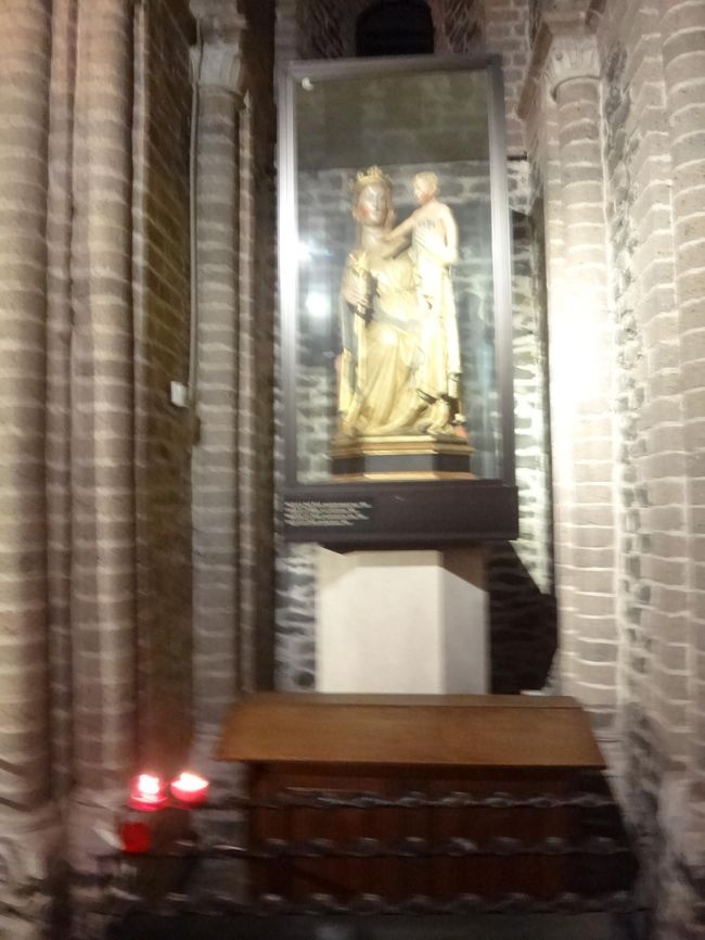 ベルギー・ブルージュ『聖血礼拝堂』<br />（Basiliek Heiling Bloed）<br /><br />このガラスケースに入った金色の像は何でしょう？？<br />分かりませんでした・・・(__)