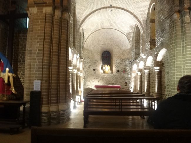 ベルギー・ブルージュ『聖血礼拝堂』<br />（Basiliek Heiling Bloed）<br /><br />ツアーはマルクト広場で解散になり、そこから<br />フリータイムで自由に観光地をまわれます。<br />こちらはフリータイム中に入りました。<br /><br />残念ながら訪問した時には、2階の礼拝堂ではちょうど<br />ミサを行なっている最中で見学することが<br />できませんでした。<br /><br />1階の礼拝堂を見学することにします。<br /><br />この写真は、石造りのとても薄暗くて小さな<br />聖バシリウスのロマネスク様式の礼拝堂です。