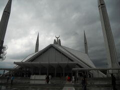 
この日は雨が降ったので空は澱んでいるが、
即観光に向かった。

1つ目はシャー　ファイサル　モスク。
ホテルから車で5分の距離だったので移動が楽だった。

この真っ白なモスクは近代的な建築で、なんだか不思議な気分だった。
地元なのか、そうでないのかパキスタン人もお祈りとうより観光で来ている人が多いように感じた。

サウジアラビアのファイサル王が資金援助して建てたモスクらしい。

お土産屋さんもあり、そこでポストカードを購入した。
値段も良心的で外国人からぼったくってやろうという精神が感じられない。

ここパキスタンではほとんど観光客の外国人を見ないので、
特に日本人は珍しがられる。

皆写真を一緒に撮ろうと言ってきたりする。

雨で床が濡れているので転びそうになりながら、一回りして次の場所へ移動することにした。

