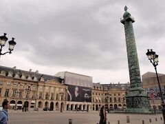 ヴァンドーム広場にやってきた。
-Pl.Vendome-

ルイ14世の為に作られた広場には、
ナポレオンが建てさせた緑の柱があった。
１番上にはナポレオン像。