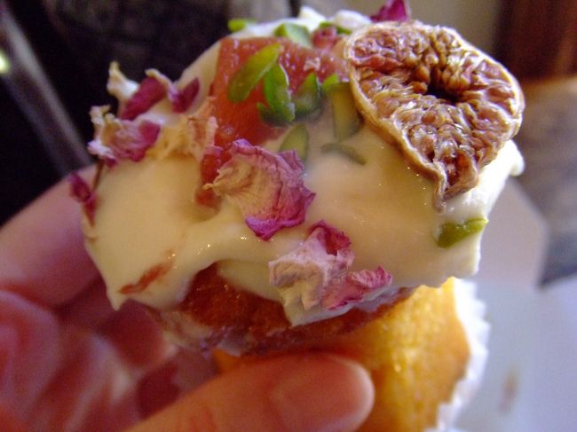 近くのベーカリーで買ったケーキと一緒に<br />（オレンジのケーキ）